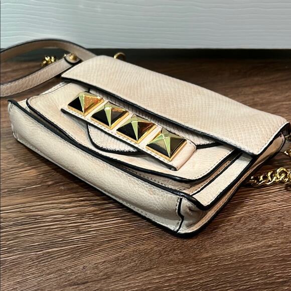 Elegant Linea Pelle Cream and Gold Chain Crossbody Bag - Picture 7 of 14